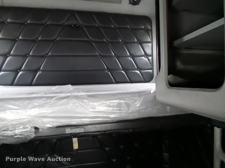 image for item K3451 2000 Freightliner FLD semi truck