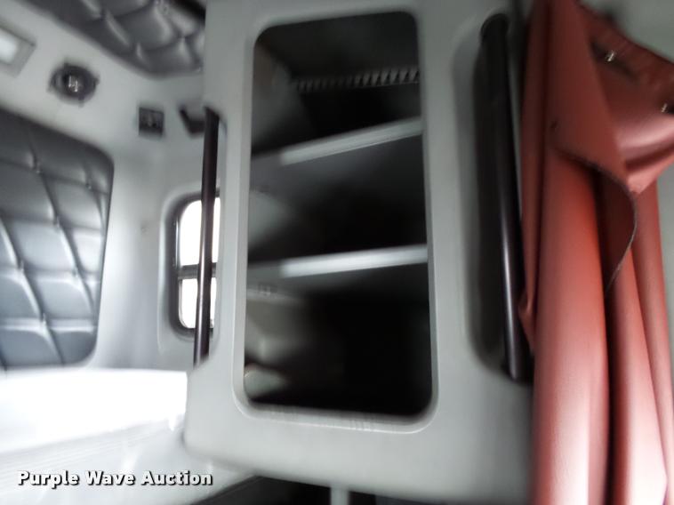 image for item K3451 2000 Freightliner FLD semi truck