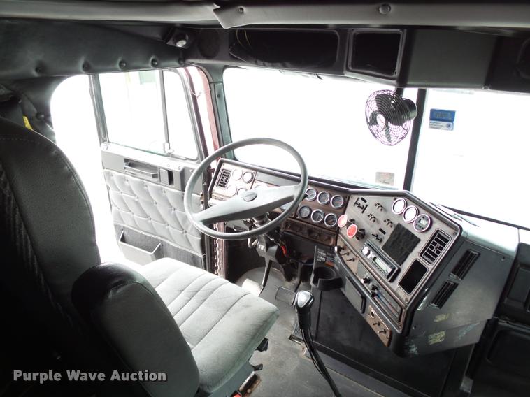 image for item K3451 2000 Freightliner FLD semi truck