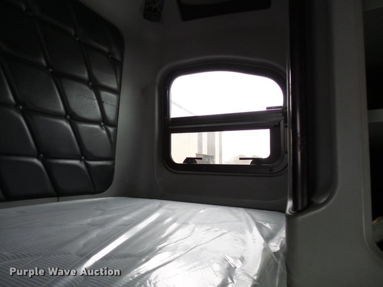 image for item K3451 2000 Freightliner FLD semi truck