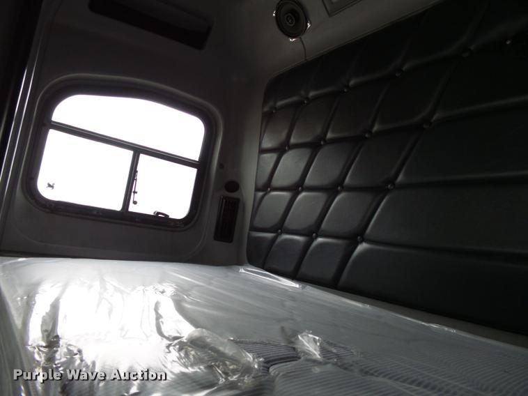 image for item K3451 2000 Freightliner FLD semi truck