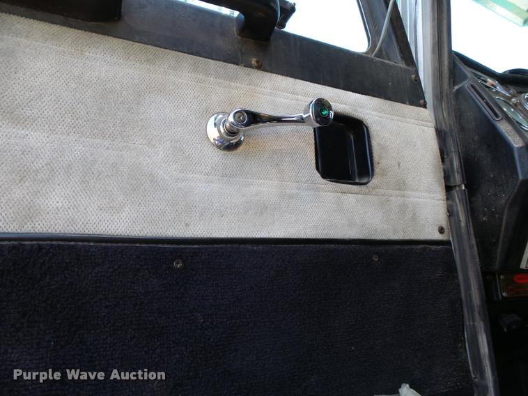 image for item K5119 2000 Peterbilt 379 semi truck