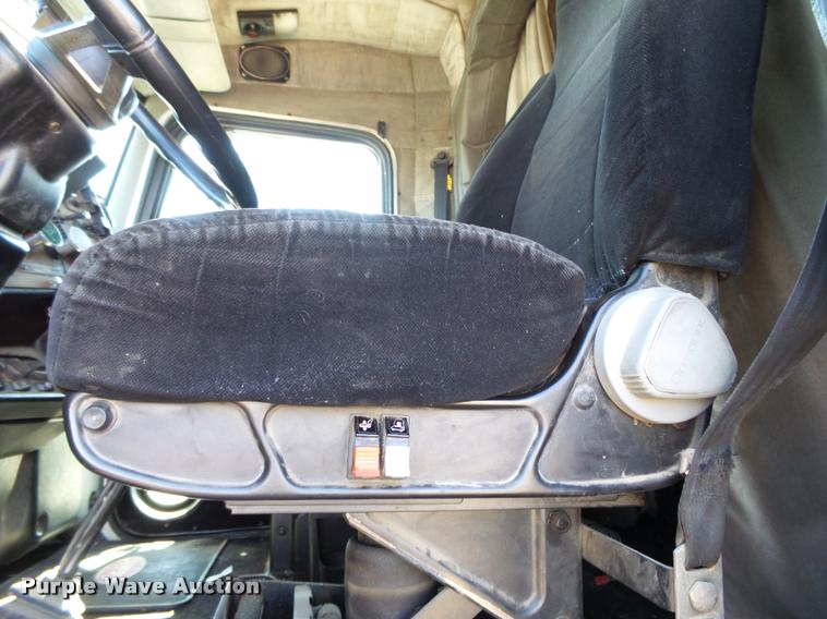 image for item K5119 2000 Peterbilt 379 semi truck