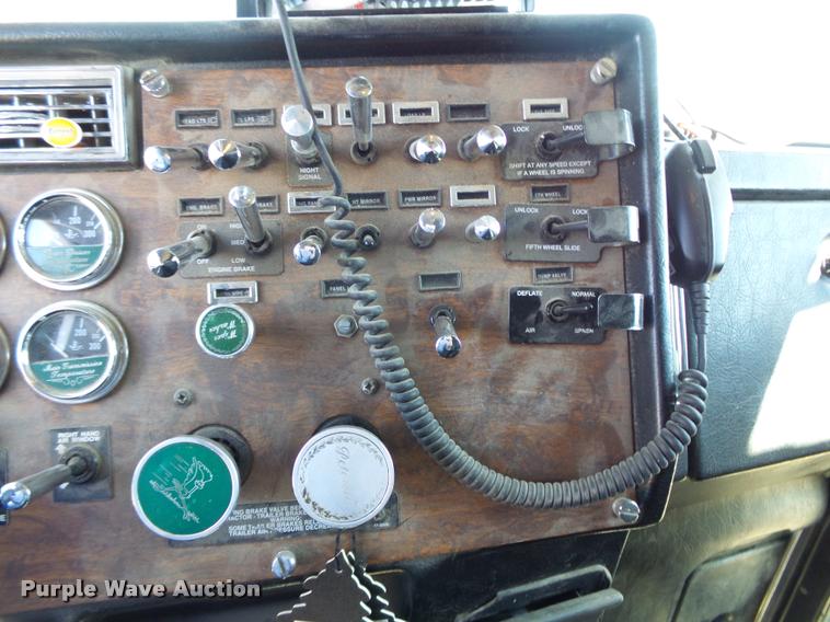 image for item K5119 2000 Peterbilt 379 semi truck