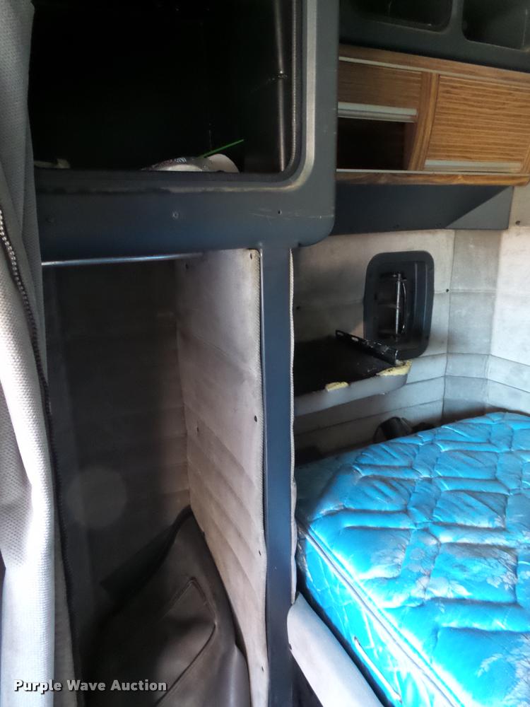 image for item K5119 2000 Peterbilt 379 semi truck