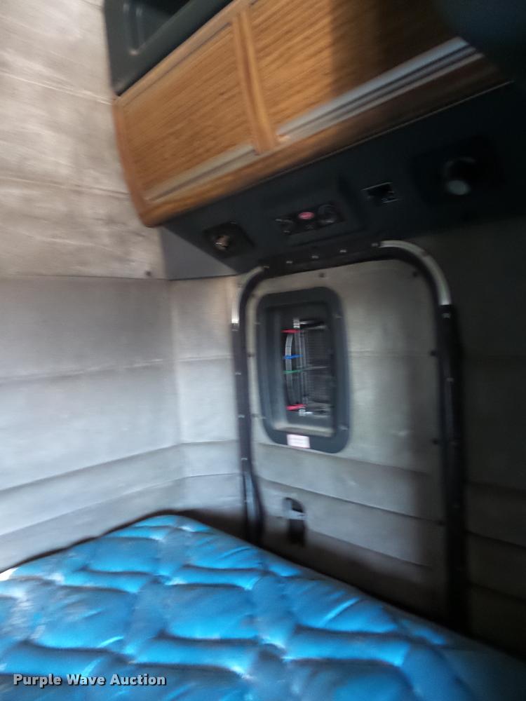 image for item K5119 2000 Peterbilt 379 semi truck