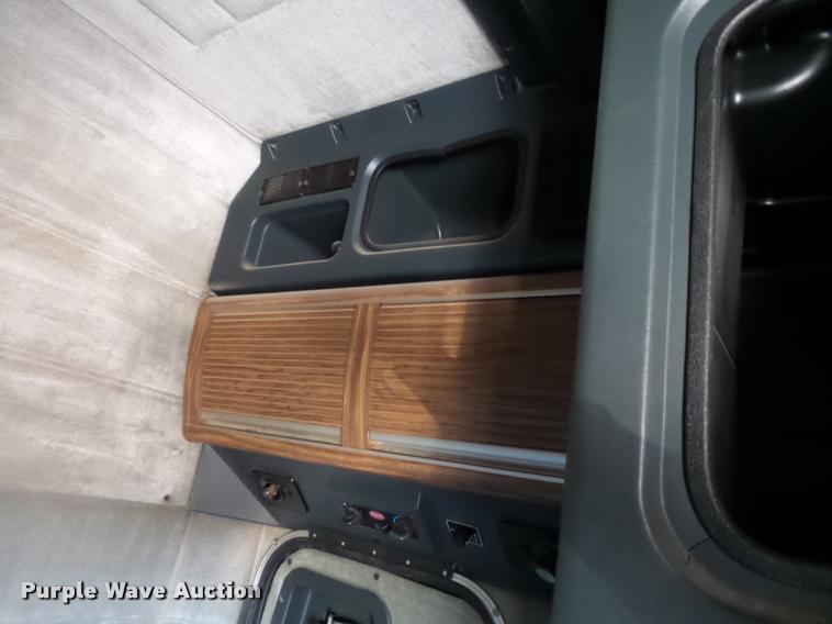 image for item K5119 2000 Peterbilt 379 semi truck