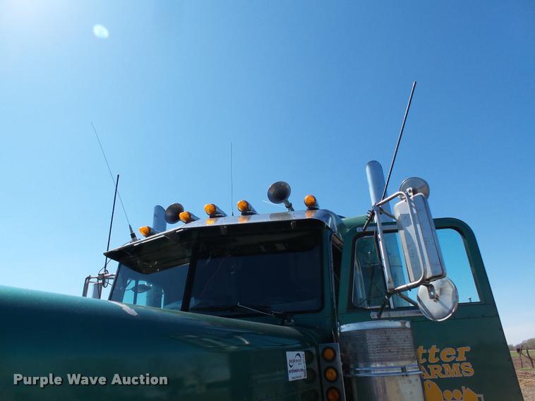 image for item K5119 2000 Peterbilt 379 semi truck