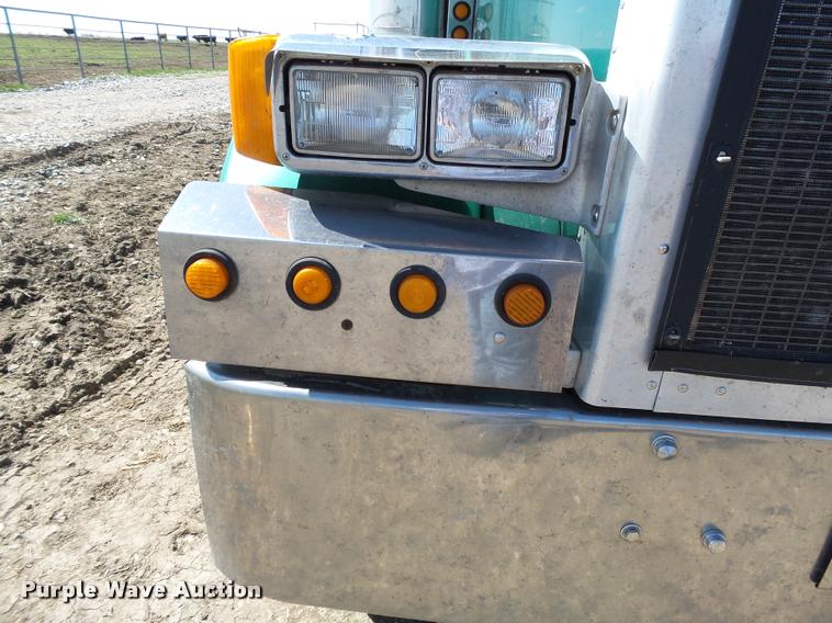 image for item K5119 2000 Peterbilt 379 semi truck