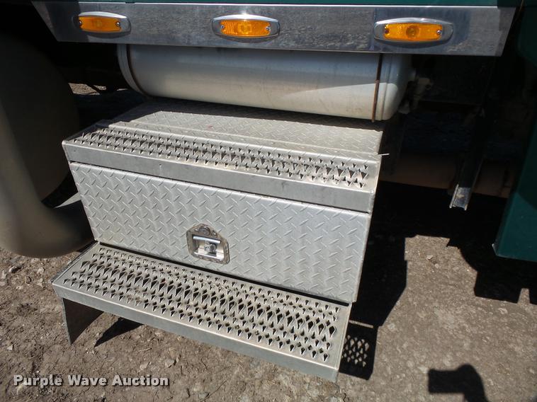 image for item K5119 2000 Peterbilt 379 semi truck