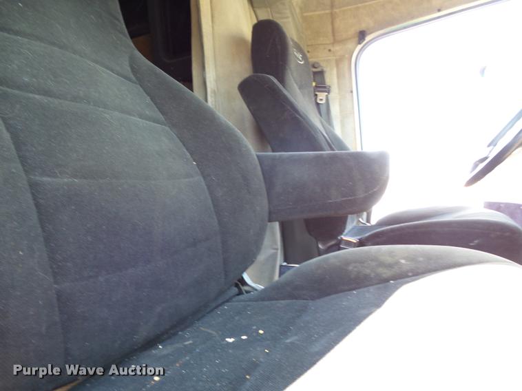 image for item K5119 2000 Peterbilt 379 semi truck