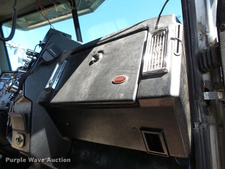 image for item K5119 2000 Peterbilt 379 semi truck