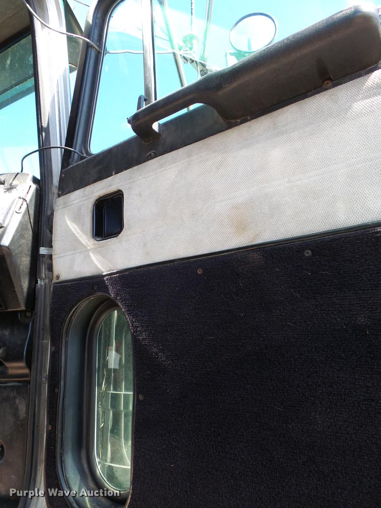 image for item K5119 2000 Peterbilt 379 semi truck