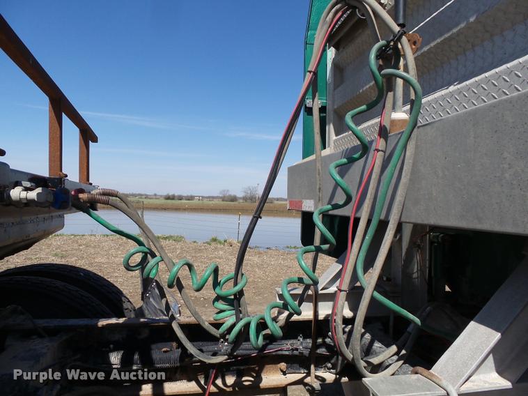 image for item K5119 2000 Peterbilt 379 semi truck