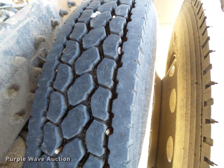 image for item K5119 2000 Peterbilt 379 semi truck