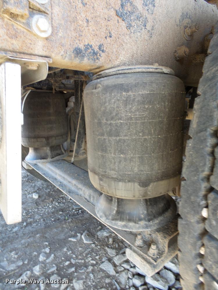 image for item K5119 2000 Peterbilt 379 semi truck