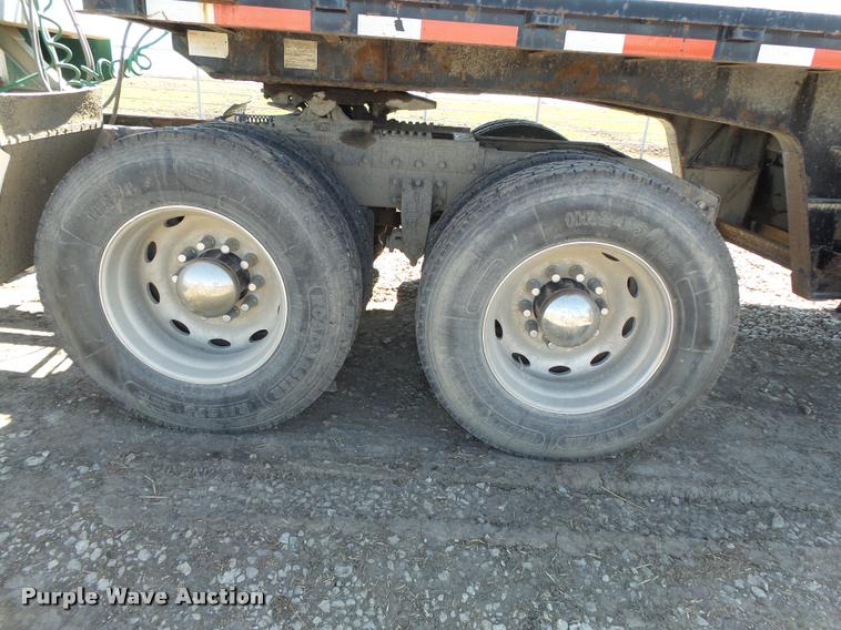 image for item K5119 2000 Peterbilt 379 semi truck