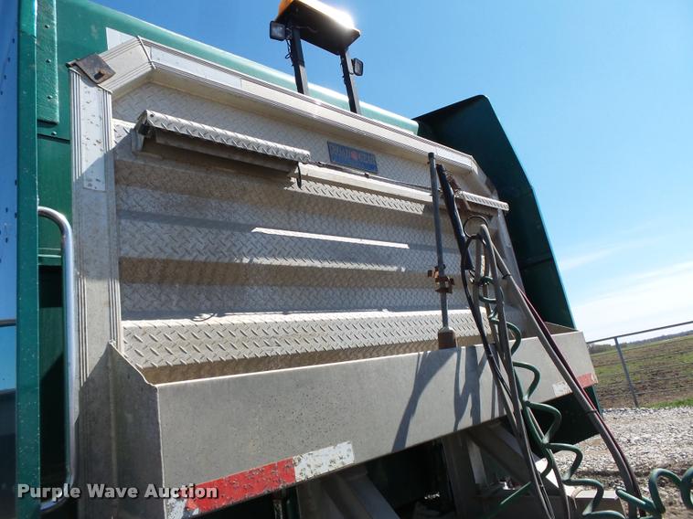 image for item K5119 2000 Peterbilt 379 semi truck