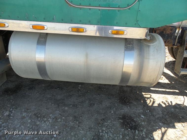 image for item K5119 2000 Peterbilt 379 semi truck