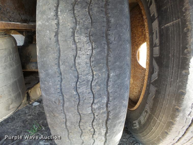 image for item K5120 2002 Global 4811SPD drop deck trailer