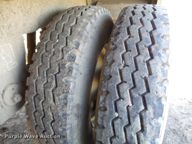 image for item K5121 2002 Wilson DWH400-C double hopper grain trailer