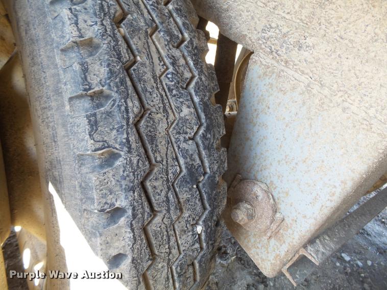 image for item K5121 2002 Wilson DWH400-C double hopper grain trailer