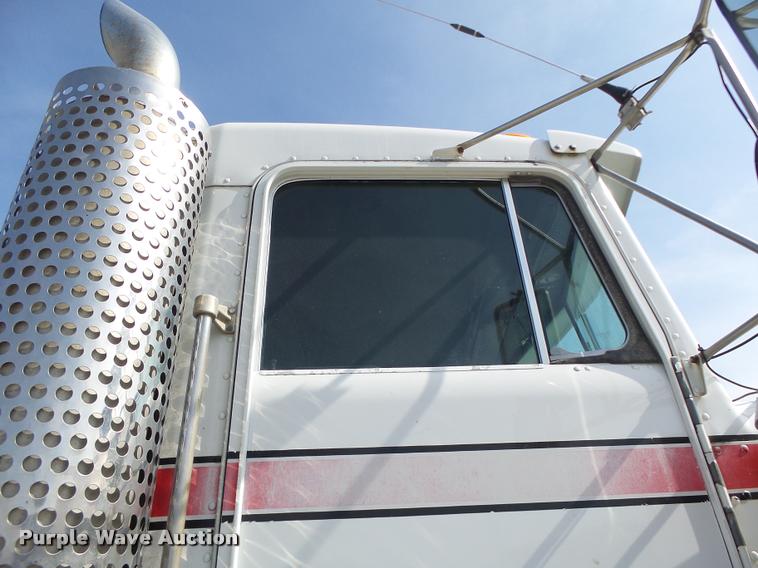 image for item K5634 1984 Kenworth semi truck