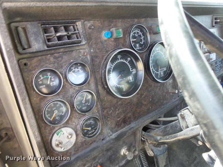 image for item K5634 1984 Kenworth semi truck