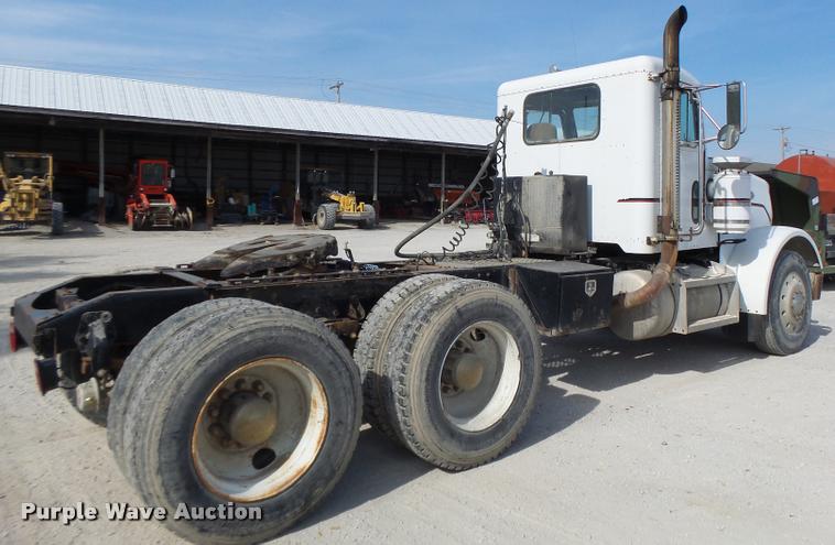 image for item K5641 1989 Peterbilt 357 semi truck