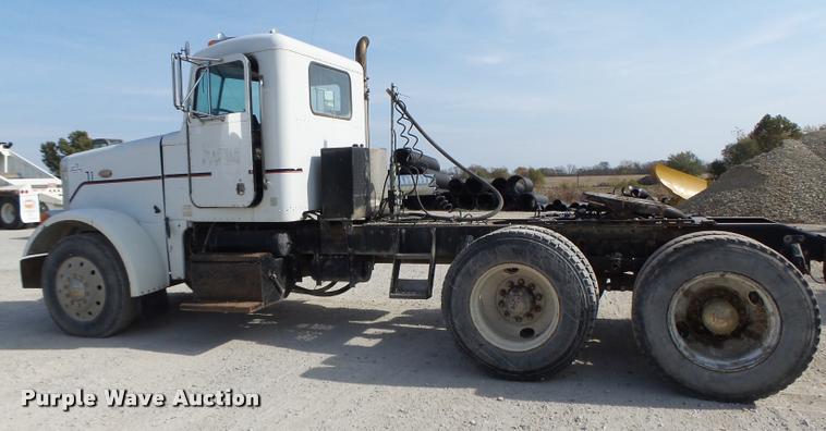 image for item K5641 1989 Peterbilt 357 semi truck