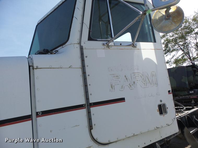 image for item K5641 1989 Peterbilt 357 semi truck