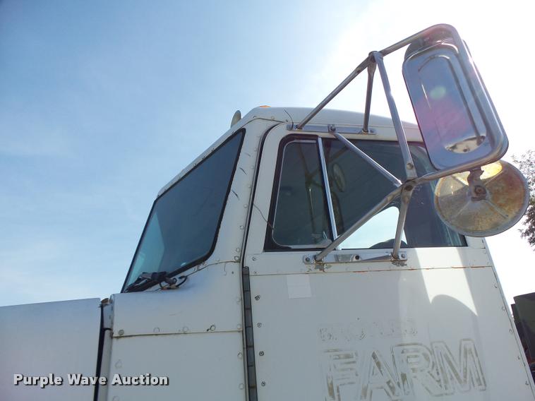 image for item K5641 1989 Peterbilt 357 semi truck