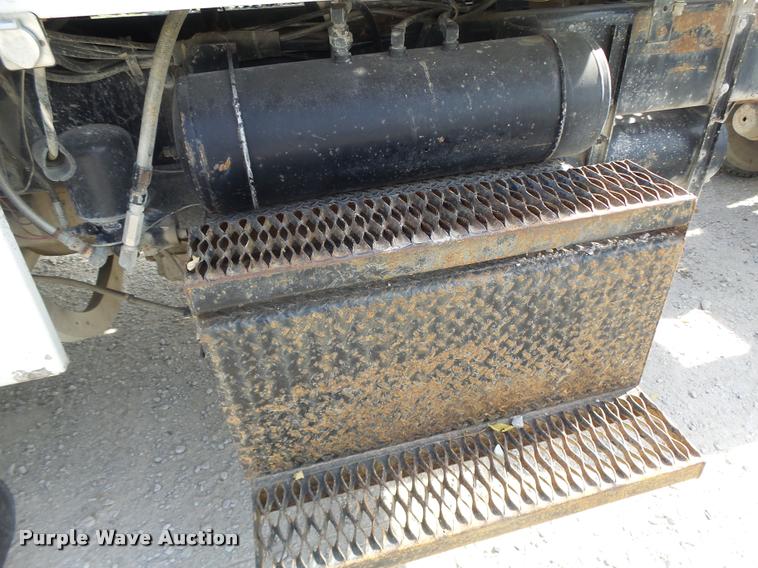 image for item K5641 1989 Peterbilt 357 semi truck