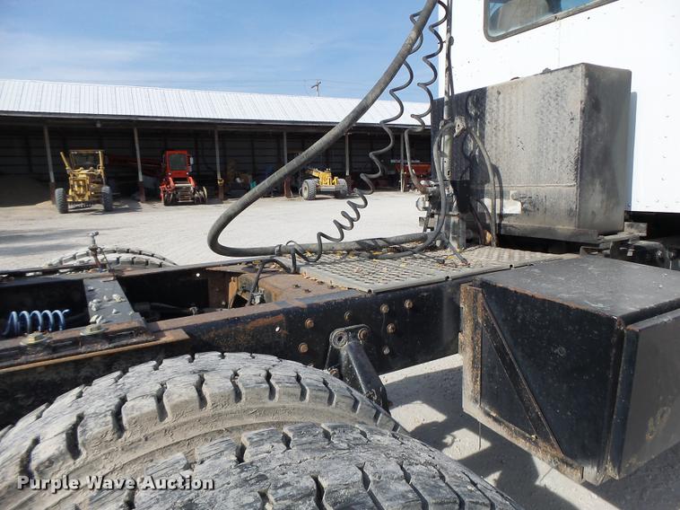 image for item K5641 1989 Peterbilt 357 semi truck