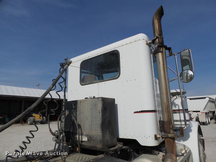 image for item K5641 1989 Peterbilt 357 semi truck