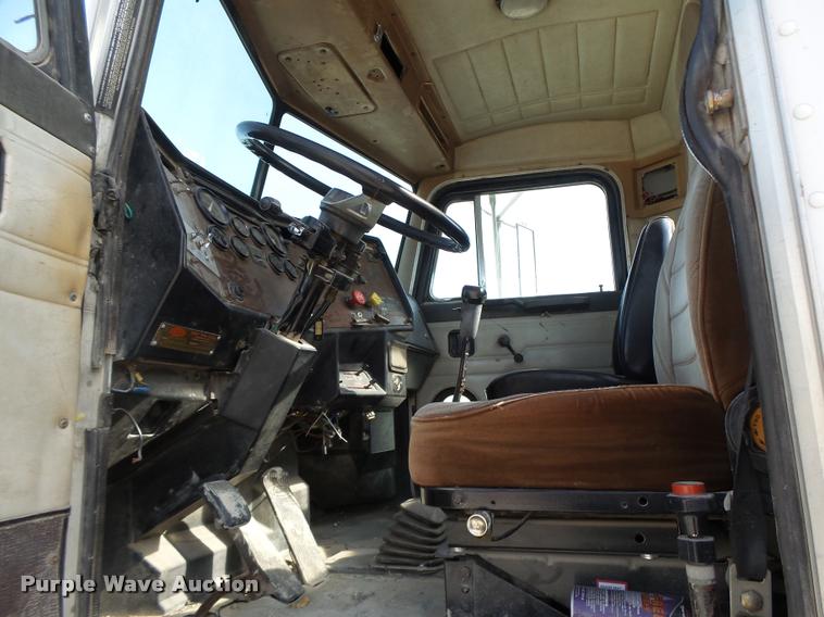 image for item K5641 1989 Peterbilt 357 semi truck