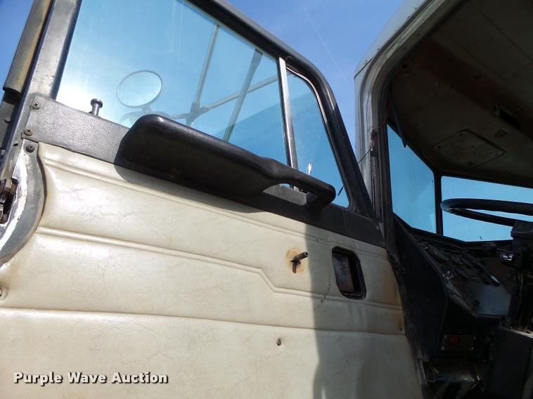 image for item K5641 1989 Peterbilt 357 semi truck