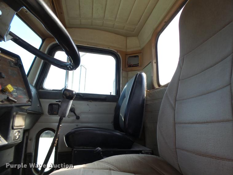 image for item K5641 1989 Peterbilt 357 semi truck