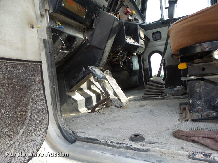 image for item K5641 1989 Peterbilt 357 semi truck