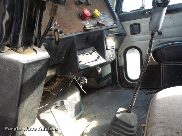 image for item K5641 1989 Peterbilt 357 semi truck