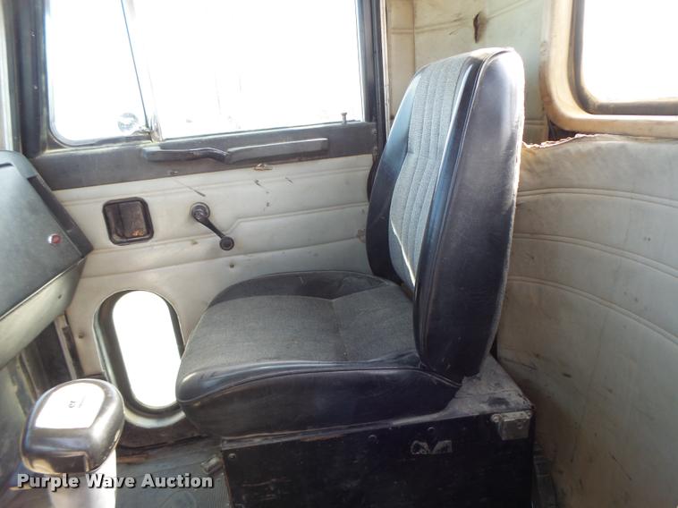 image for item K5641 1989 Peterbilt 357 semi truck