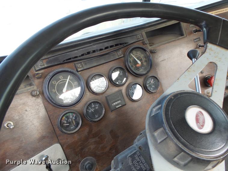 image for item K5641 1989 Peterbilt 357 semi truck