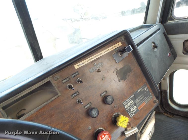 image for item K5641 1989 Peterbilt 357 semi truck