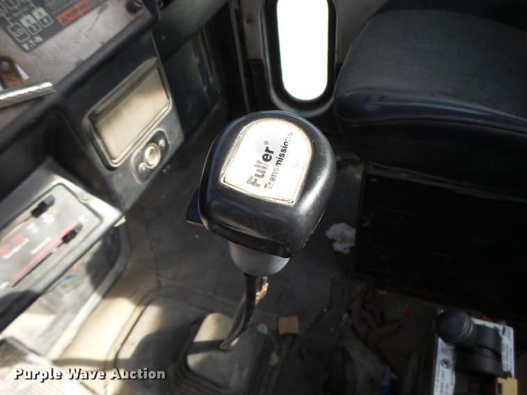 image for item K5641 1989 Peterbilt 357 semi truck