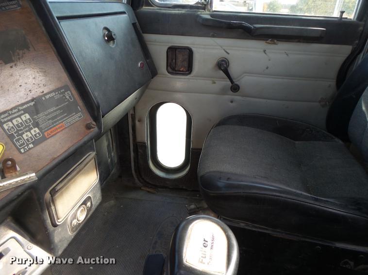 image for item K5641 1989 Peterbilt 357 semi truck