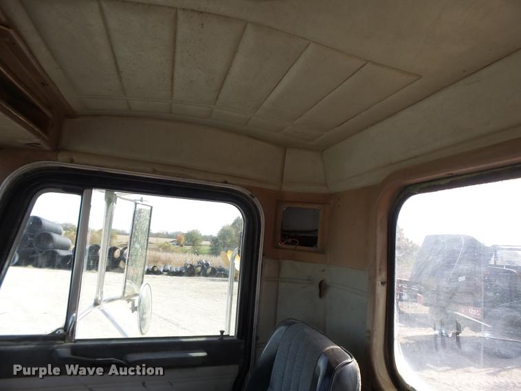 image for item K5641 1989 Peterbilt 357 semi truck