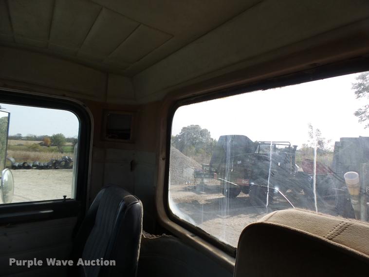 image for item K5641 1989 Peterbilt 357 semi truck