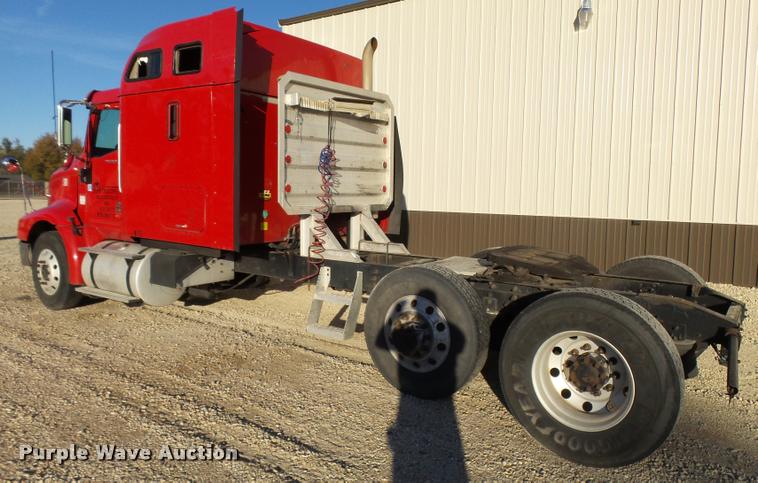 image for item L3290 2007 International 9200i semi truck