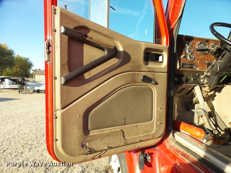 image for item L3290 2007 International 9200i semi truck