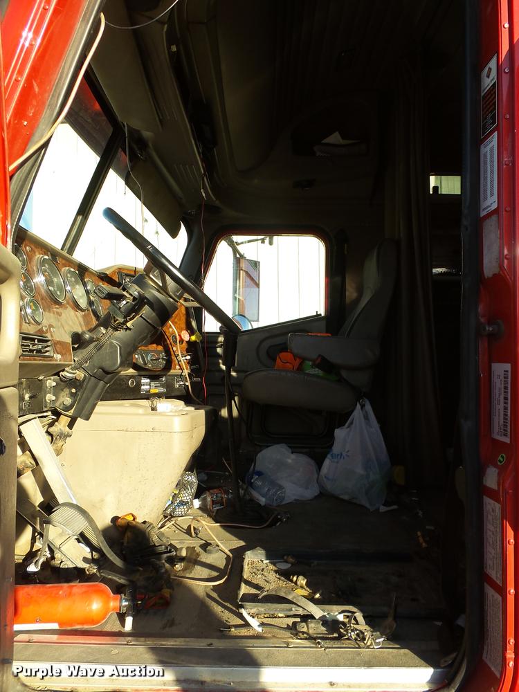 image for item L3290 2007 International 9200i semi truck